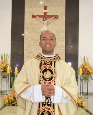 Neo-sacerdote, padre Tainan