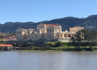 O Grandioso Cassino do Lago Guanabara: Luxo e Tragédia à Moda do Titanic e da Ilha Fiscal