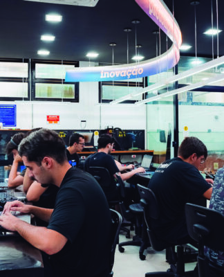 Mercado de tecnologia amplia demanda por profissionais com visão de gestão e negócios