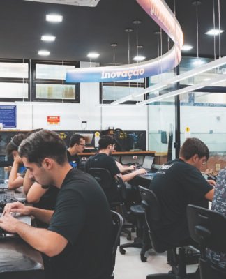 Mercado de tecnologia amplia demanda por profissionais com visão de gestão e negócios